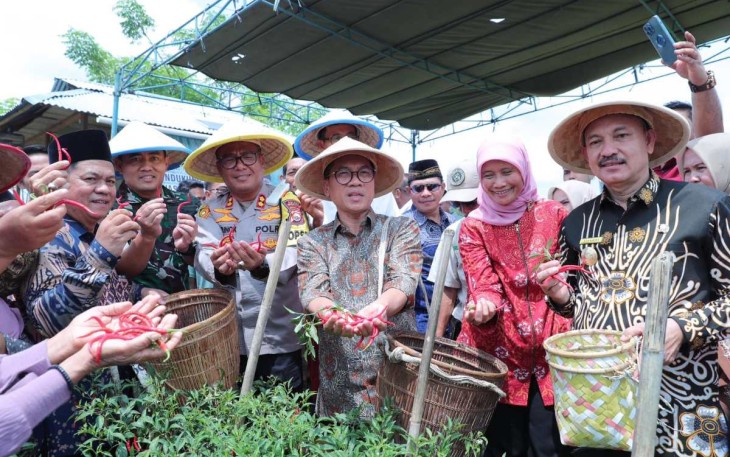 Mendes PDT Yandri Susanto bersama petani di desa Palak Siring, Kabupaten Bengkulu Selatan, Minggu (10/11)