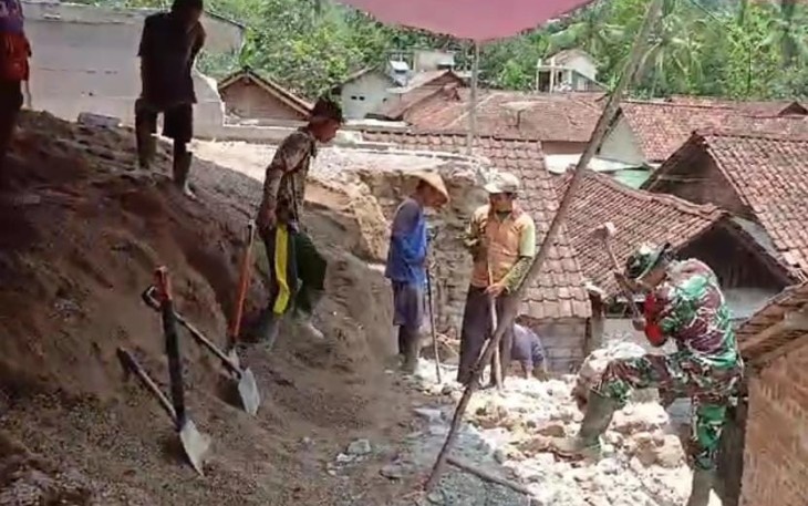 Pembersihan material talud di wilayah desa binaan 