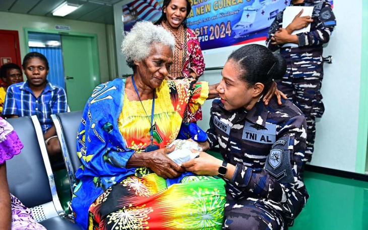 Bakti kesehatan Satgas Port Visit 2024 untuk warga negara Vanuatu 
