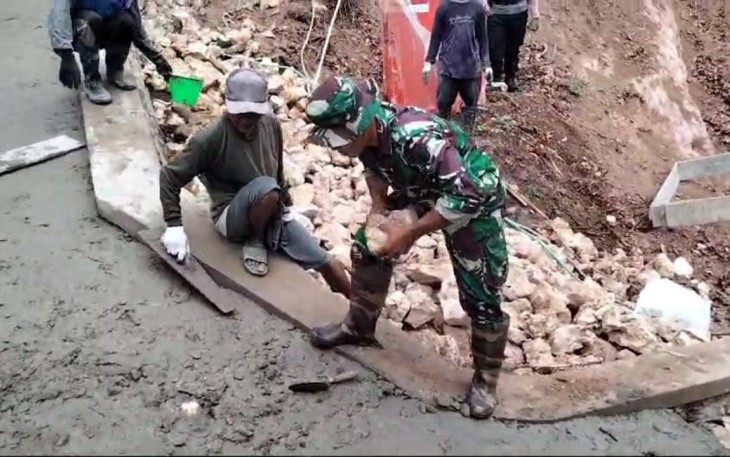 Cor jalan di wilayah desa binaan 