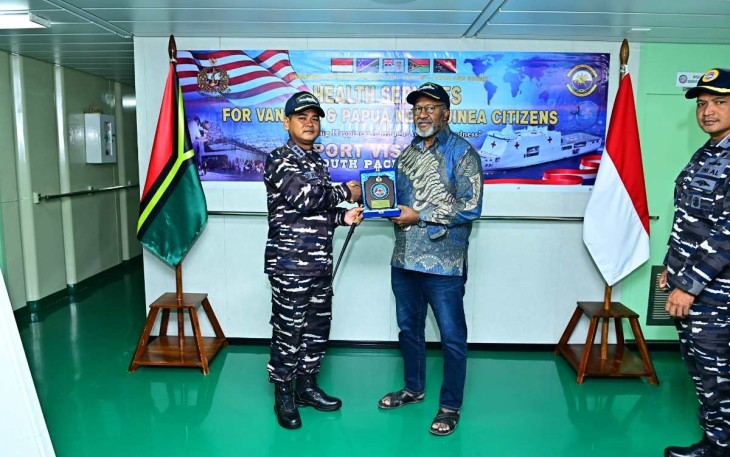 Komandan KRI dr. WSH-991 Kolonel Laut (P) Edi Herdiana memberikan cenderamata PM Vanuatu 