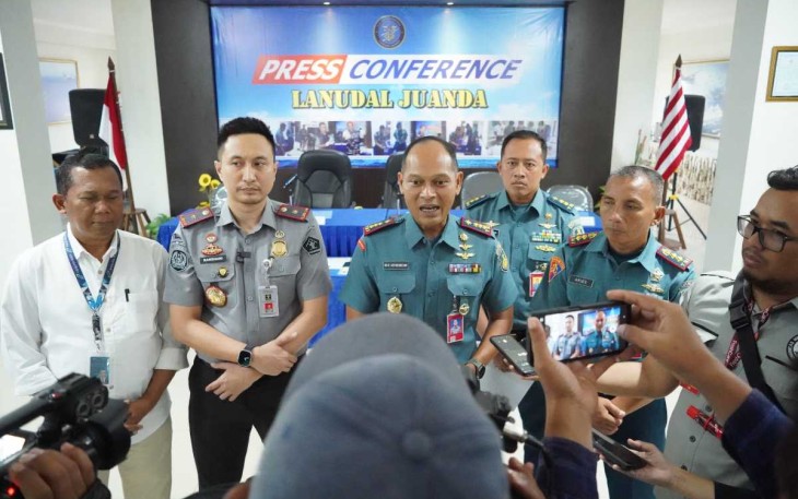 Danlanudal Juanda Kolonel Laut (P) Dani Achnisundani saat memberikan keterangan pers, Senin (11/11)