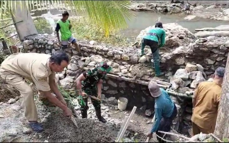 Kerja bakti bersihkan lingkungan bersama warga