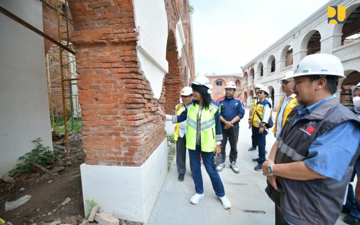 Wamen PU Diana saat meninjau pekerjaan penataan benteng Pendem Ambarawa 