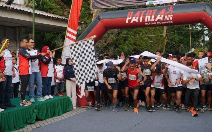 Danrem 081/DSJ Kolonel Inf Rama Pratama saat melepas peserta lomba