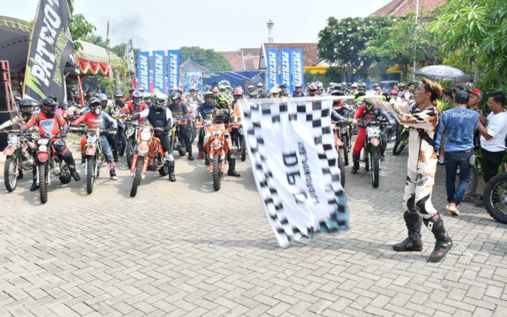Pelepasan peserta private rider indonesia patriot sebelas di Kabupaten Ponorogo 