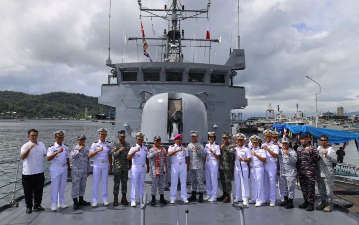 Foto bersama di geladak kapal perang Filipina