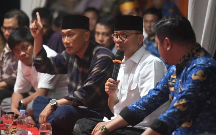 Mendes PDT Yandri Susanto memberikan sambutan dalam kunjungan di desa Biringala, Provinsi Sulsel, Senin (18/11)