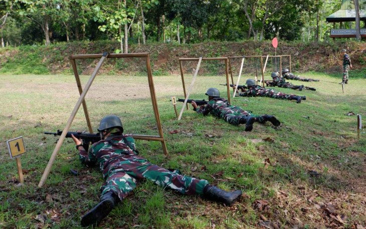 Latihan menembak prajurit Kodim 0801/Pacitan 