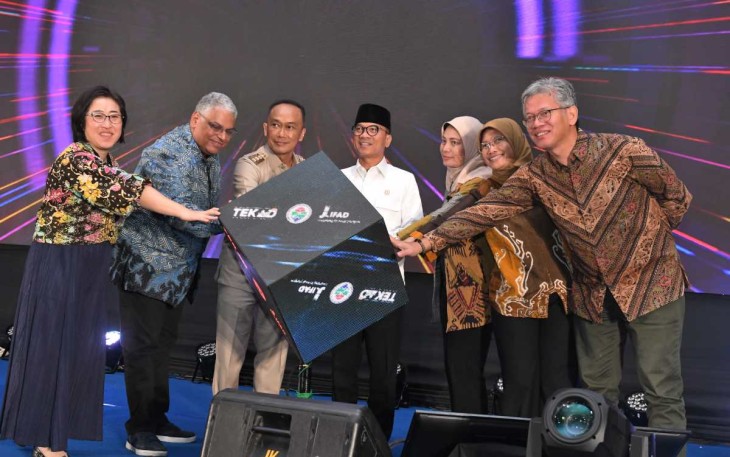 Mendes PDT Yandri Susanto membuka workshop nasional evaluasi akhir program TEKAD di Makassar, Selasa (19/11)
