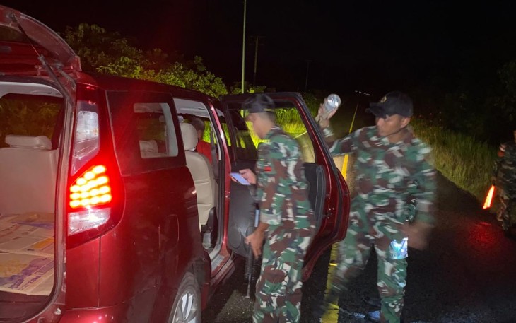 Satgas Yonzipur 5/ABW cek kendaraan melintas pada malam hari, Selasa (19/11)