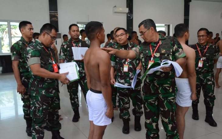 Danrem 023/KS Kolonel Inf Jansen P Nainggolan saat sidang parade