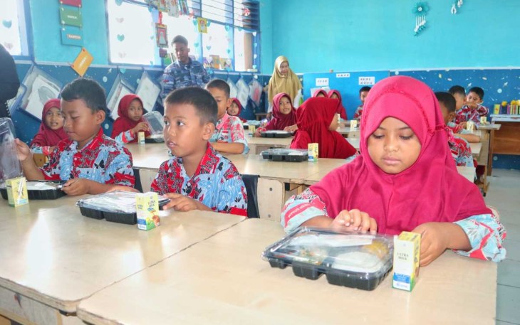 Makan bergizi gratis Lanud Sultan Hasanuddin di SD Angkasa Kabupaten Maros, Rabu (20/11)