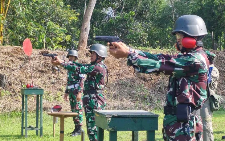 Latihan menembak pistol prajurit Kodim 0801/Pacitan 