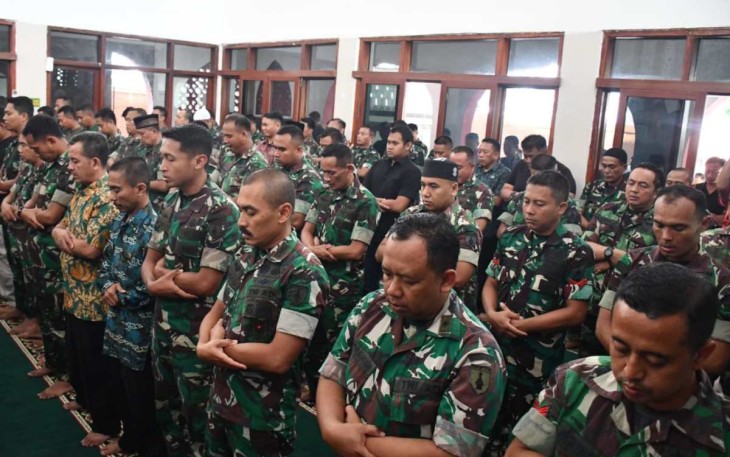 Prajurit Korem 081/DSJ melaksanakan salat Jumat 