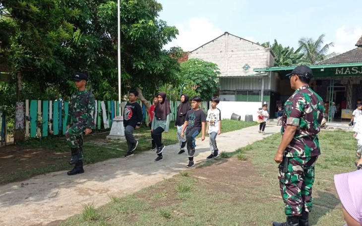 Latihan upacara di sekolah desa binaan 