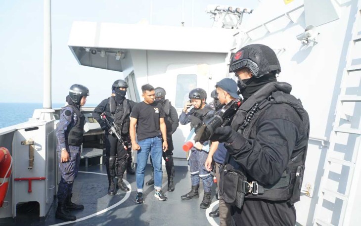 Latma Heling Laut 21B/24 di laut Jawa