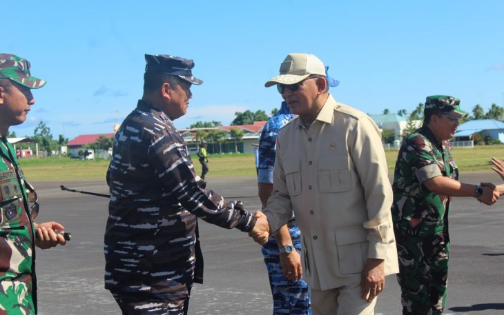 Pangkoarmada III Laksda TNI Hersan saat menyambut Menhan RI Letjen TNI (Purn) Syafrie Sjamsoeddin di Bandara Pitu Morotai, Maluku Utara