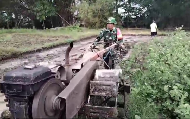 Pengolahan lahan pertanian petani desa binaan
