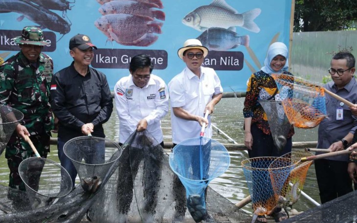 Mendes PDT Yandri Susanto panen ikan di BUMDes Desa Kopo, Kabupaten Serang, Sabtu (23/11)