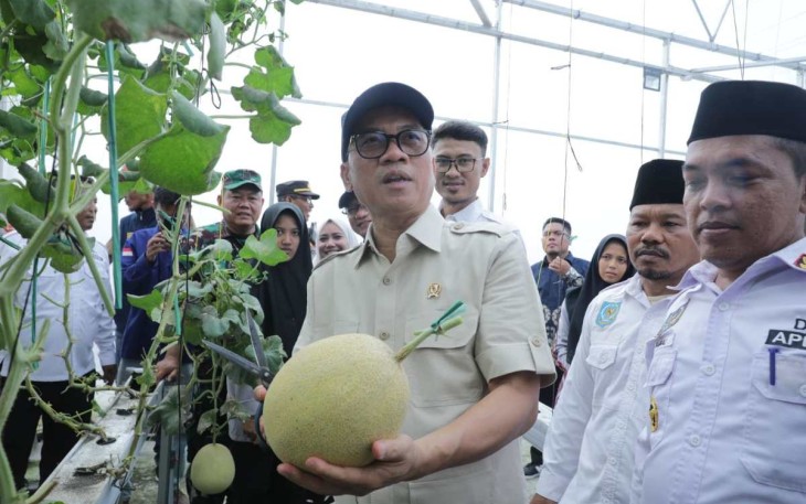 Mendes PDT Yandri Susanto panen melon di desa Sambilawang, Serang