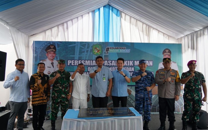 Pemko Medan Beserta Jajaran Pejabat PUD Lakukan Poto Bersama Usai Peresmian Pasar Akik.