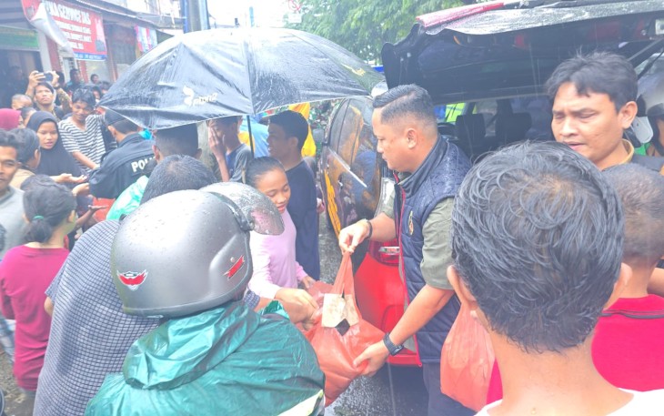 Polrestabes Medan Turunkan Tim URC Berikan Bantuan kepada Korban Banjir.