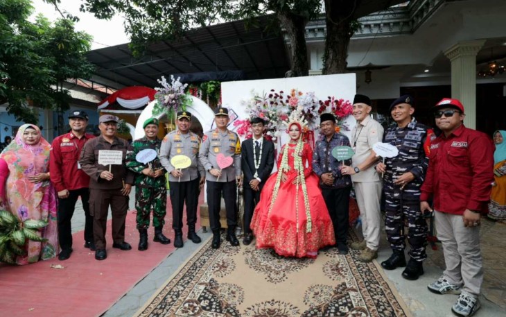 Kapolda Jatim Irjen Pol Imam Sugianto foto bersama di TPS 007 nuansa pernikahan, Desa Ketengan, Rabu (27/11)