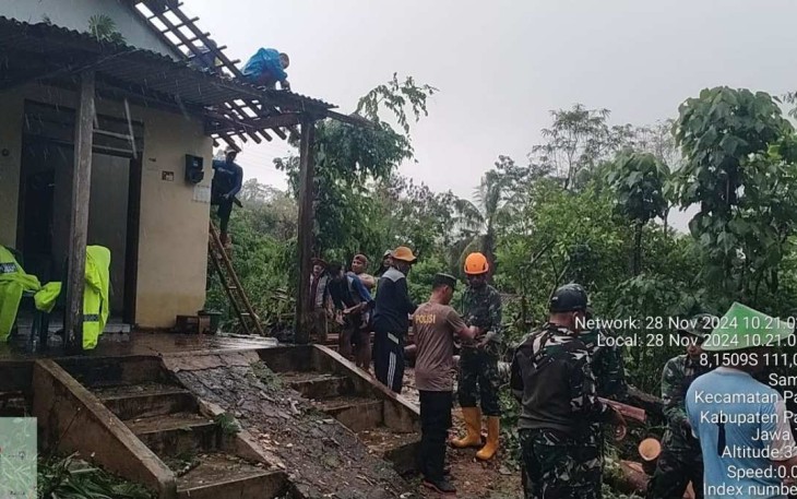 Pembersihan pohon tumbang di rumah warga binaan 