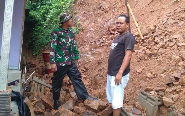 Evakuasi material longsor warga binaan 