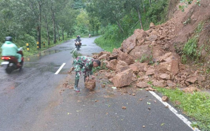 Pembersihan material longsor di wilayah desa binaan 