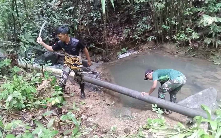 Perbaikan pipa air bersih di perbatasan 