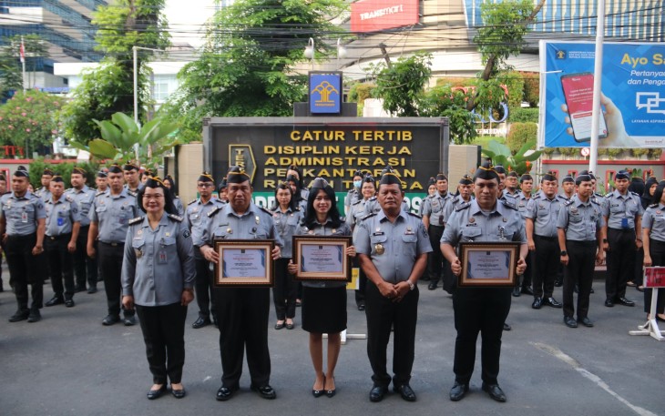 Poto Bersama Usai Apel Pagi Sekaligus Berikan Penghargaan Pegawai Berprestasi.