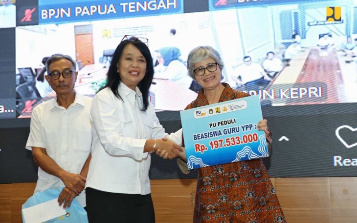 Wamen PU Diana Kusumastuti saat menyerahkan donasi di Jakarta, Selasa (3/12)