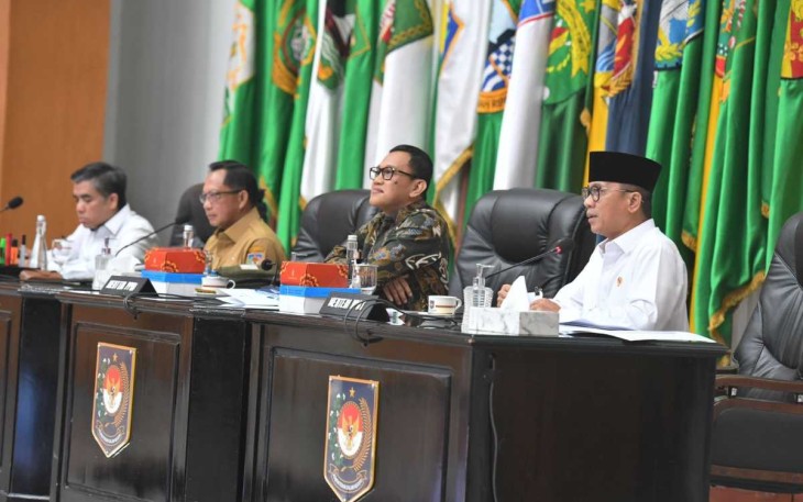 Mendes PDT Yandri Susanto saat rapat lintas kementerian di kantor Kemendagri, Jakarta, Selasa (3/12)