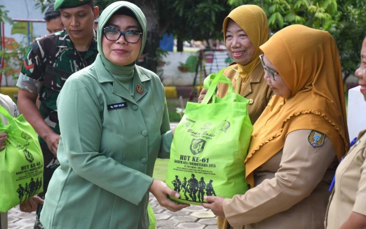 Wakil Ketua Persit KCK Koorcab Rem 081 PD V Brawijaya Ny Ika Meina Helmi saat memberikan bantuan, Selasa (3/12)