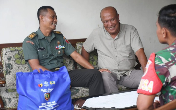 Pasi Bakti Korem 071/DSJ Kapten Inf Suyanto menyambangi kediaman Lettu Inf (Purn) Erwan di Desa Sambirejo, Madiun, Rabu (4/12)
