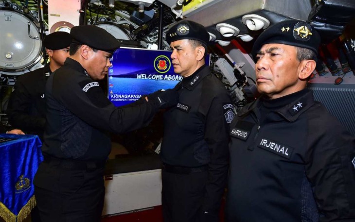 Kasal Laksamana TNI Muhammad Ali saat menyematkan Brevet Hiu Kencana di lambung KRI Nagapasa-403, Surabaya, Rabu (4/12)