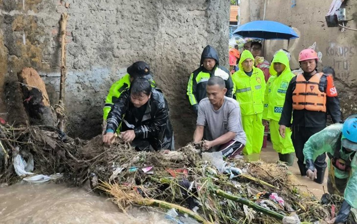 Evakuasi material banjir bersama warga