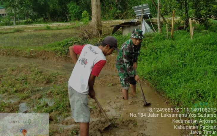 Bantu olah lahan petani wilayah desa binaan 