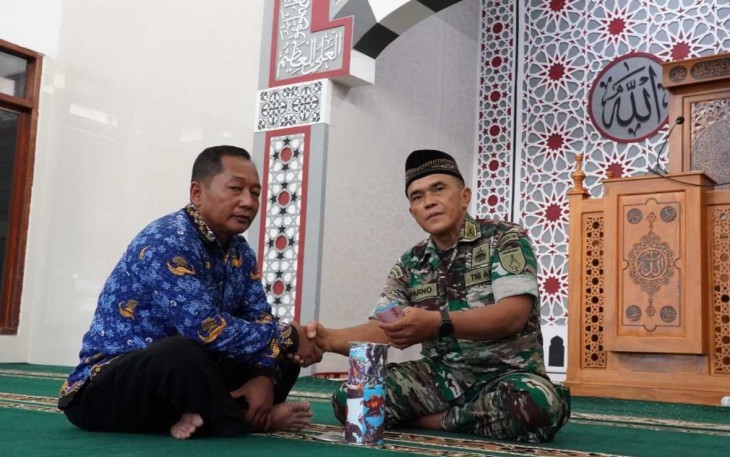PNS Sugeng Hariana saat menyerahkan nazarnya ke takmir masjid, Kamis (5/12)