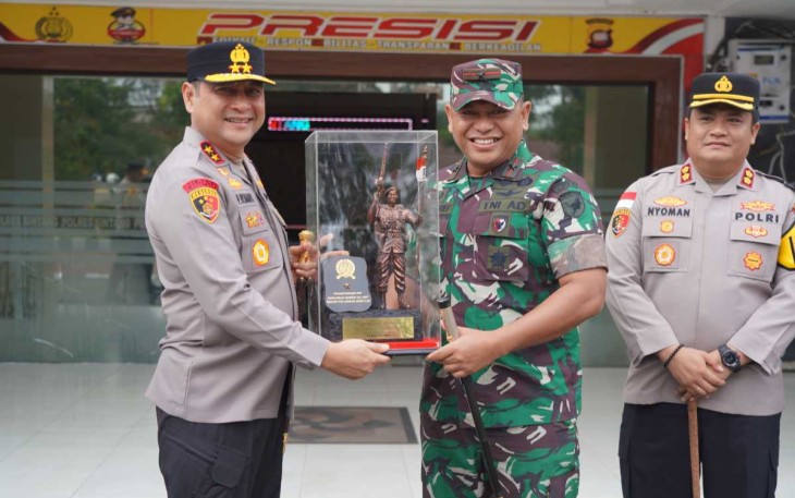 Danrem 121/Abw Brigjen TNI Luqman Arief menerima cenderamata dari Kapolda Kalbar, Kamis (5/12)