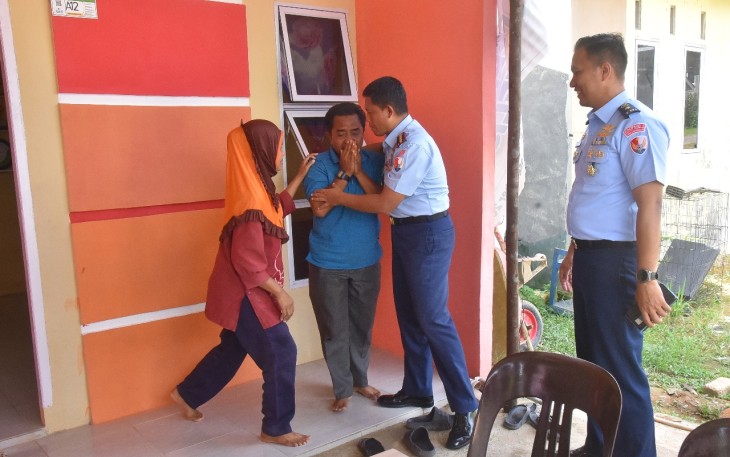 Komandan Lanud RHF Kolonel Pnb Andi Nur Abadi S.T.,M.M Memberikan Kejutan kepada Orangtua dari Siswa yang Melaksanakan Pendidikan Bintara PK TNI AU Gel.II Tahun 2024 Kabarkan Kelulusan.