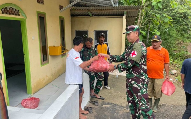 Pemberian bantuan korban terdampak banjir di Sukabumi 