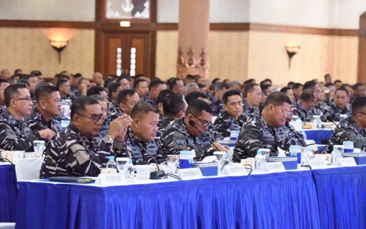 Pangkoarmada III Laksda TNI Hersan saat mengikuti AKS TNI AL di Surabaya 