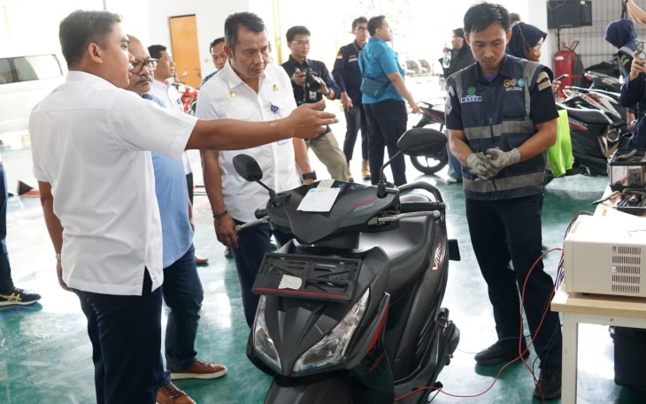 Pengujian sepeda motor listrik konvensi di Bekasi, Sabtu (7/12)