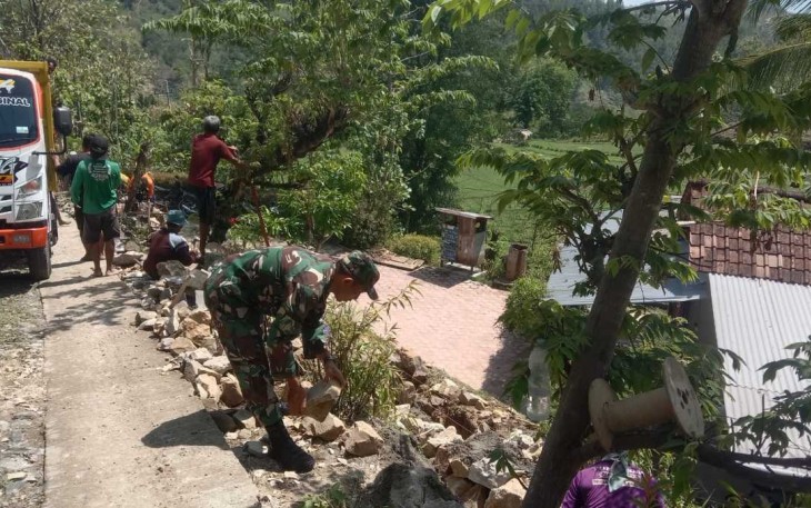 Bangun plesengan jalan wilayah desa binaan 