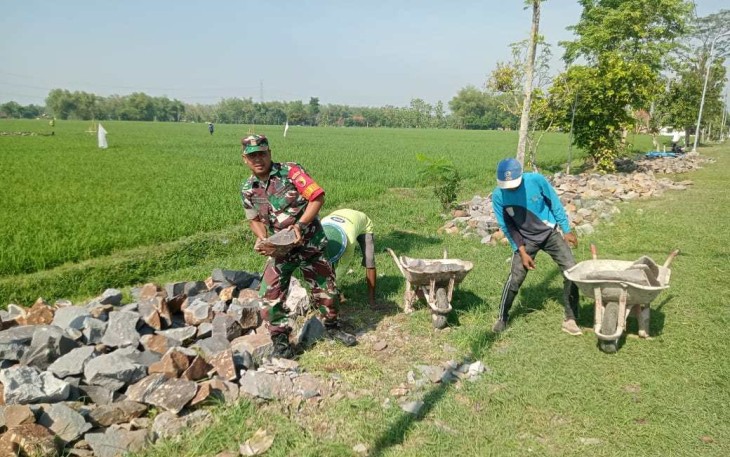 Gotong royong bersama warga desa binaan 