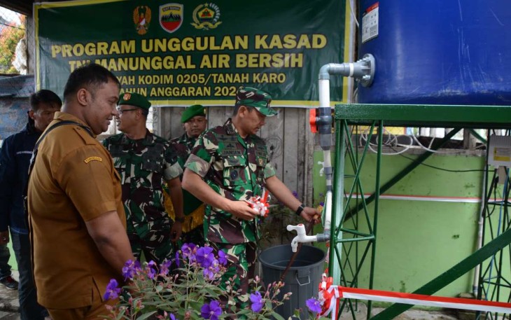 Danrem 023/KS Kolonel Inf Jansen P Nainggolan meresmikan sumur bor di dusun XII desa Rumah Berastagi, Senin (9/12)