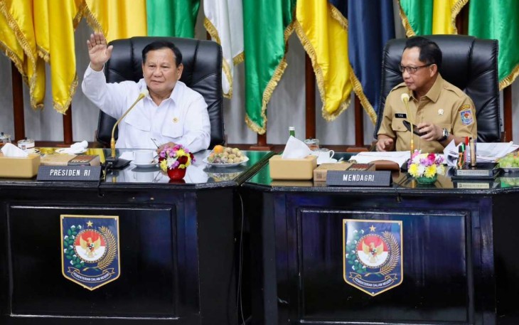 Presiden Prabowo bersama Mendagri Tito Karnavian saat rakor mingguan di Jakarta, Senin (9/12)